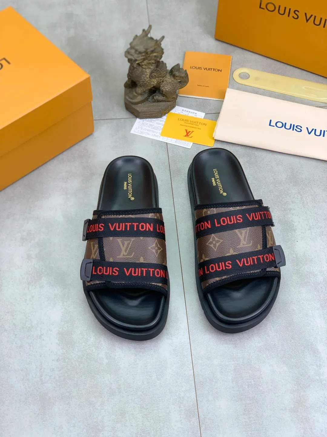 Men's shoes 💰P320💰【New style】🆘 Original quality 【LOUIS VUITTON】The popular Louis Vuitton LV men's slippers on the official website are on sale simultaneously! Original fabric imported from Italy, original factory special supply, code number: 38-44 (45 customized), many colors available